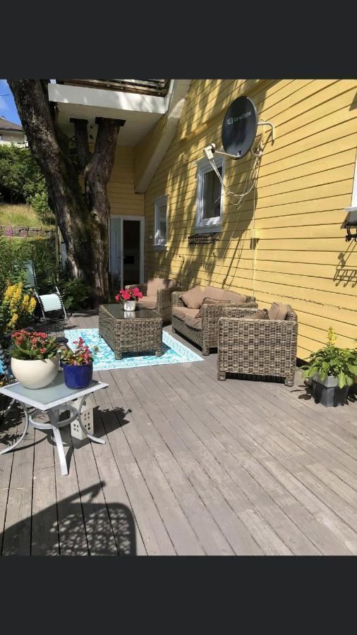 Den Gule Huset Apartment Lyngdal Exterior photo