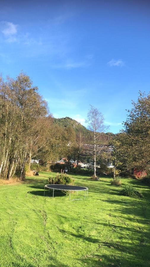 Den Gule Huset Apartment Lyngdal Exterior photo